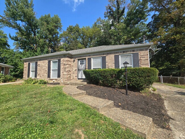 Building Photo - Brick Ranch in the heart of Jeffersontown! Featuring hardwood styled floors, 3 Bedrooms, 1.5 Bath...