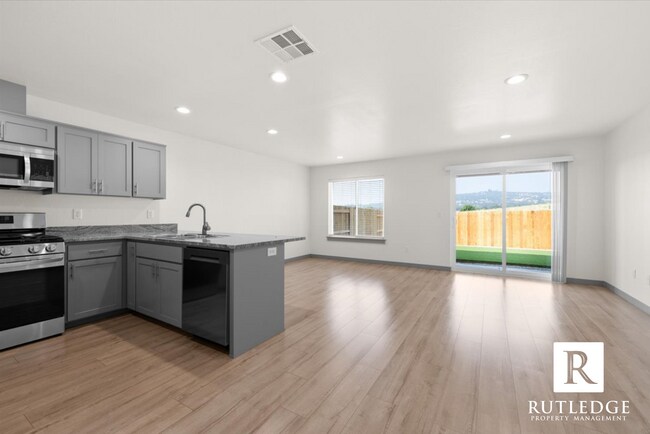 Building Photo - Gorgeous! Brand New 3 Bedroom 2.5 Bath Tow...