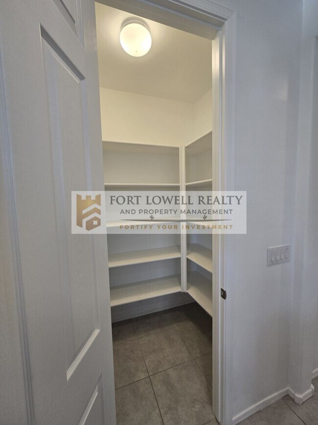 Building Photo - Modern 3 Bed / 2 Bath Home with Open Floor...