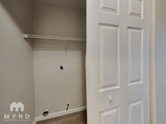 Building Photo - 3708 Oakwood Manor
