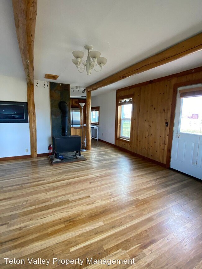 Building Photo - 2 br, 1 bath House - 5135 N 410 W Lower Unit