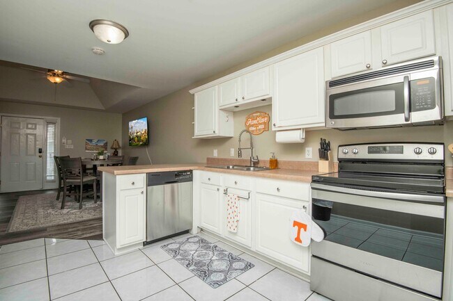 Building Photo - Knoxville 37916 - 3 bedroom, 2 bath condo in UT area, Short term rental considered @ $3400 a mont...