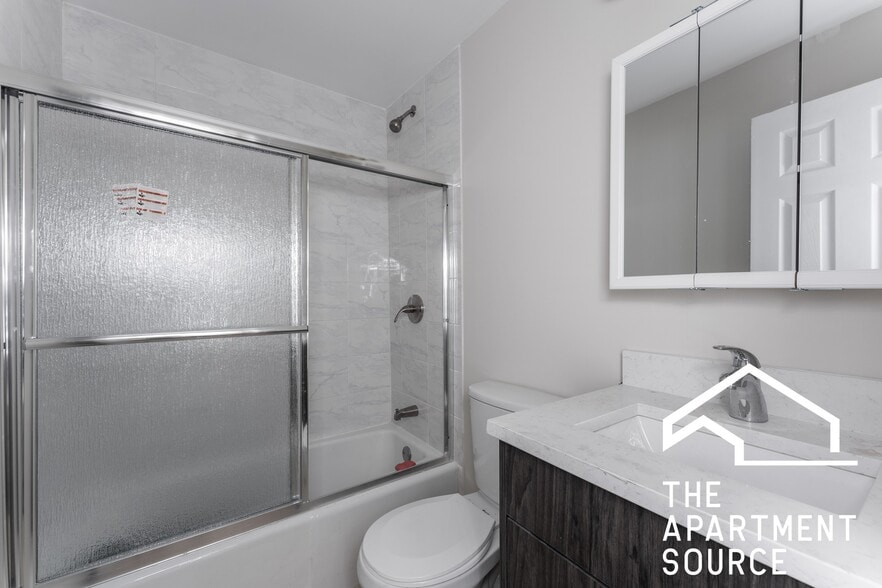 Building Photo - 5917 N Kenmore Ave