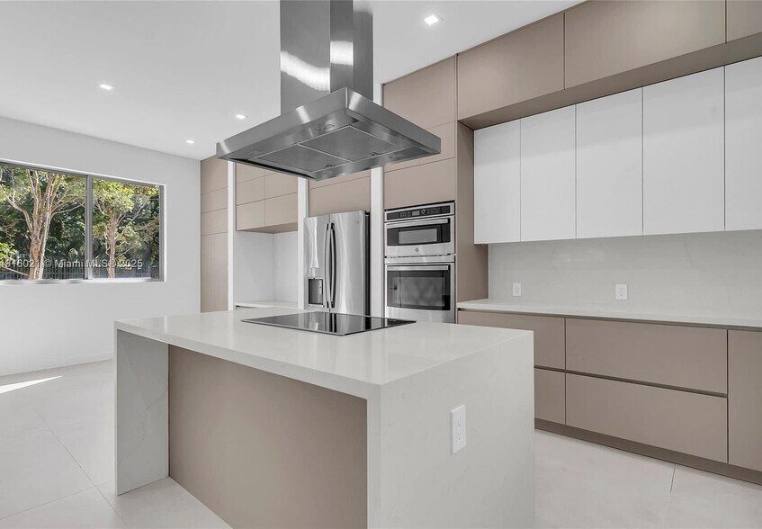 Building Photo - 3204 Plaza St