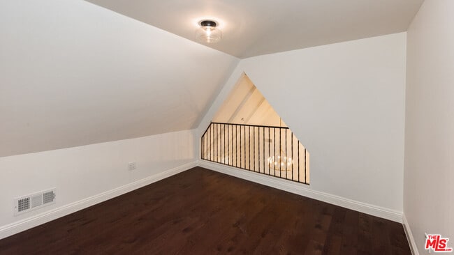 Building Photo - 2607 Beachwood Dr