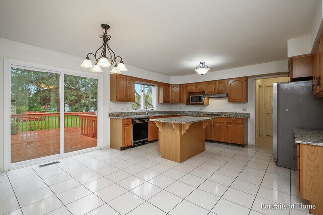 Building Photo - 2755 Newport Dr