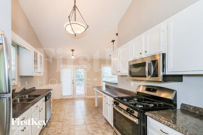 Building Photo - 824 Riverstone Ln