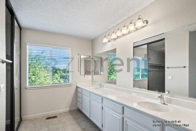 Building Photo - 3700 Hidden Springs Ct