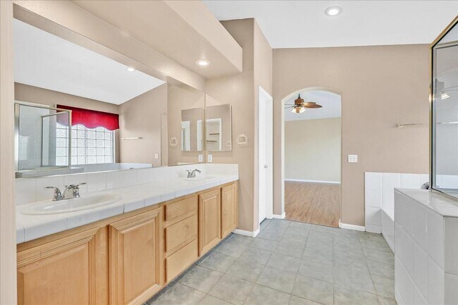 Building Photo - 881 Brunellos Ave