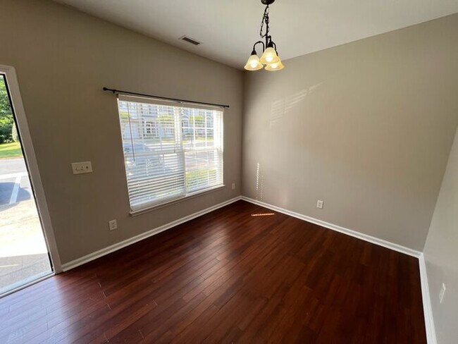 Building Photo - Fantastic 2 Bedroom Durham Townhouse