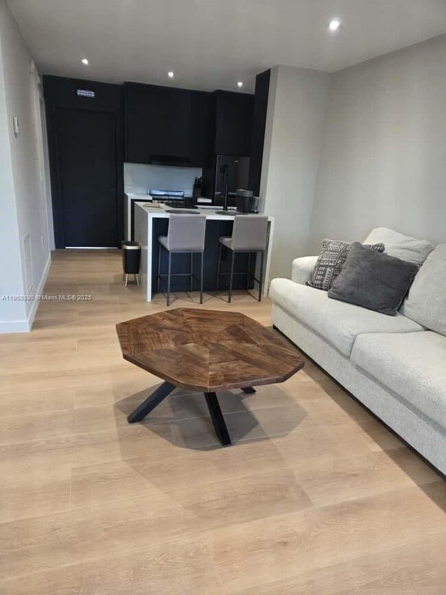 Building Photo - 10824 N Kendall Dr