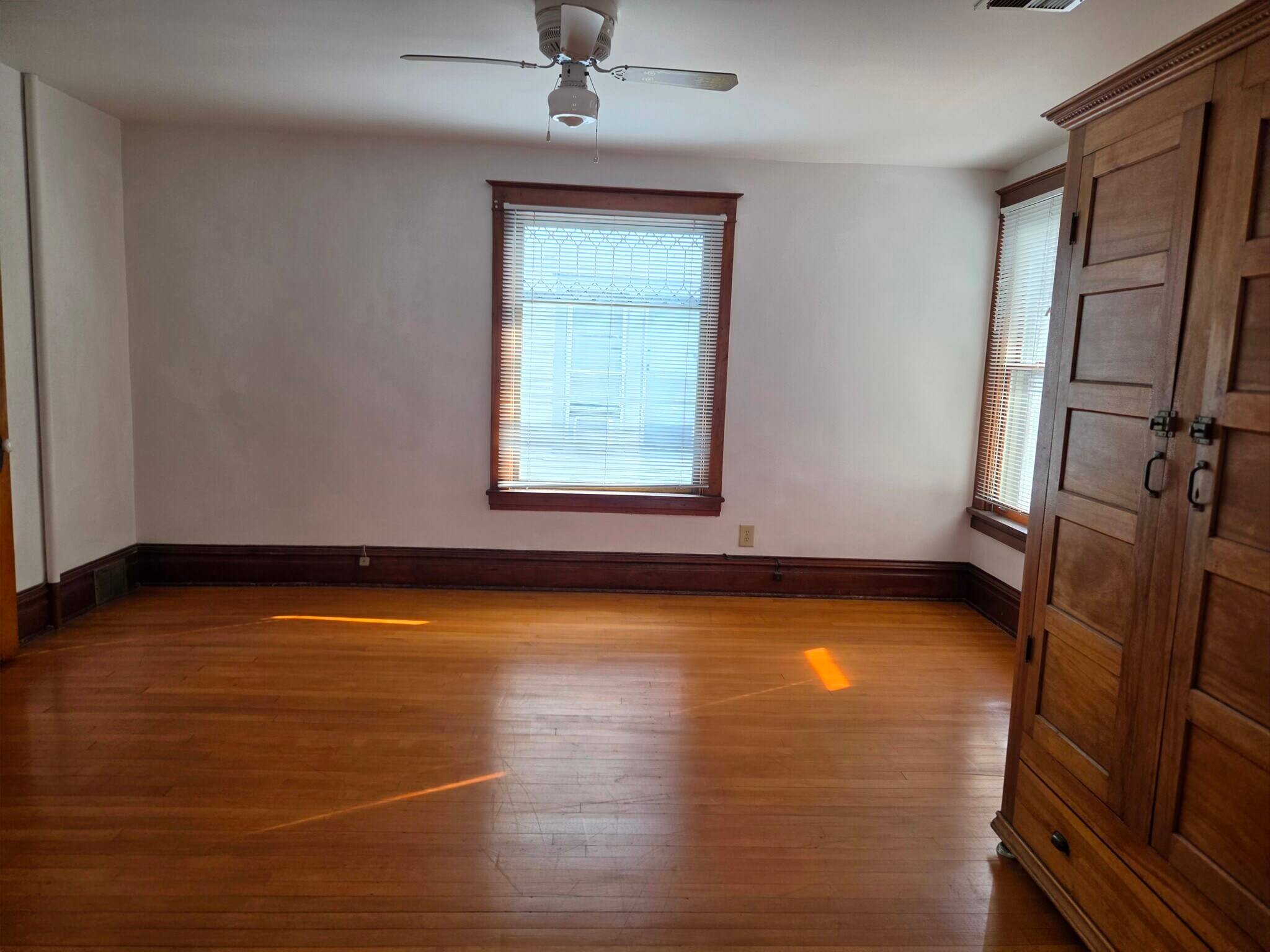 Room 2 - 505 8th Ave SE