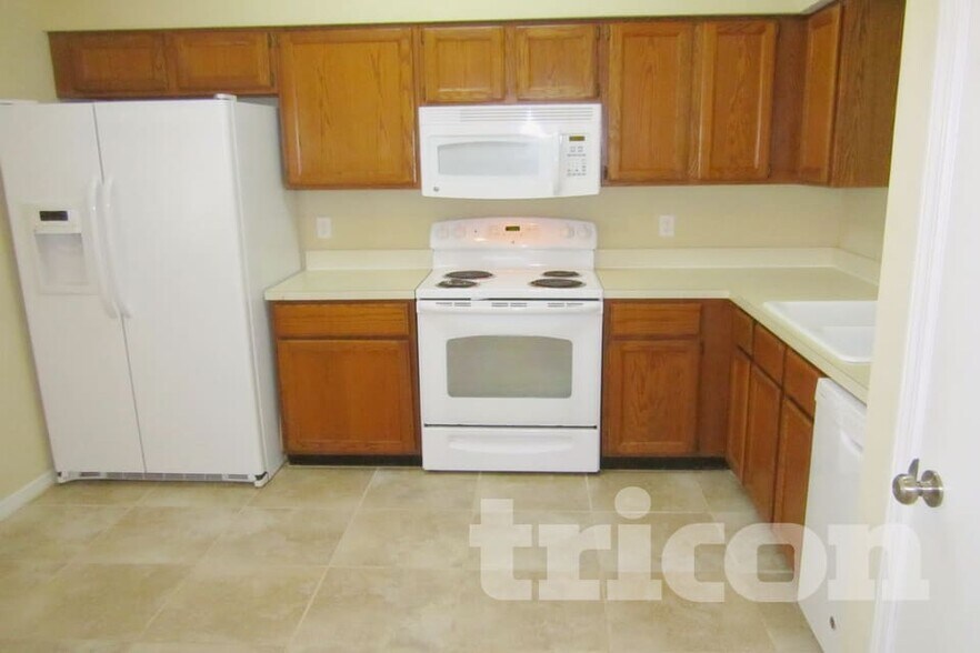 Building Photo - 3728 Mandarin Woods Dr N