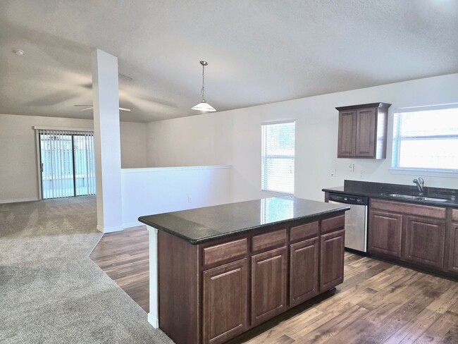 Building Photo - 3-Bedroom Home with Bonus Room and Screene...