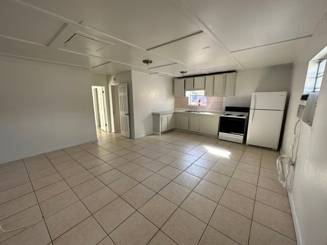 Building Photo - 517 Poinsettia Rd
