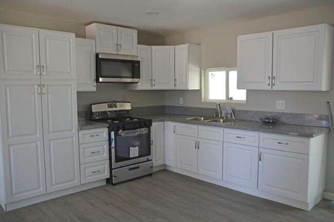 Building Photo - 18240 Catalpa St