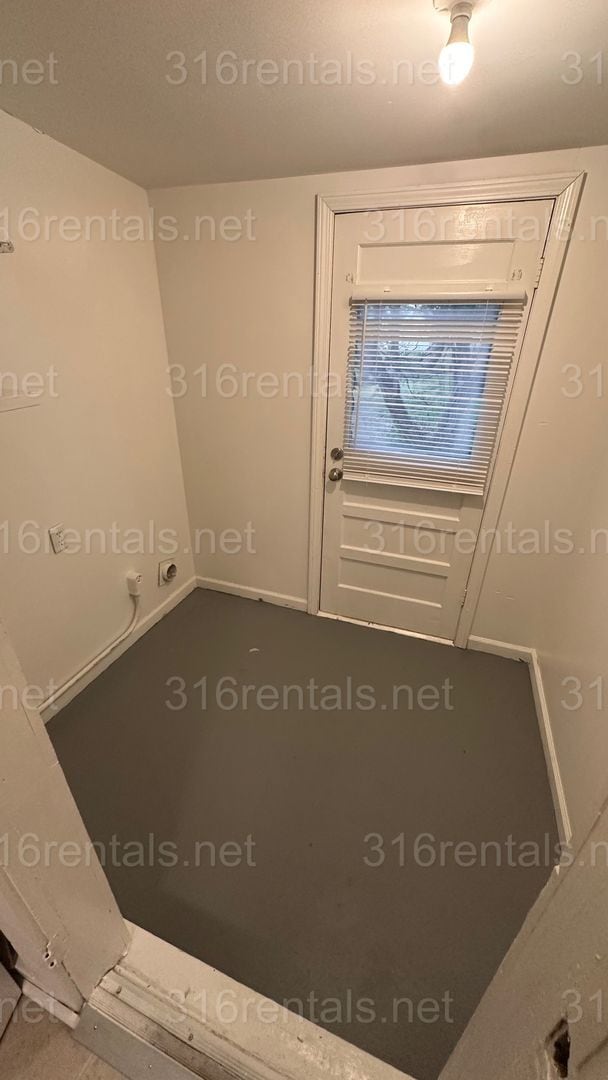 Building Photo - $700 - 2 bed 1 bath - Single Family Home