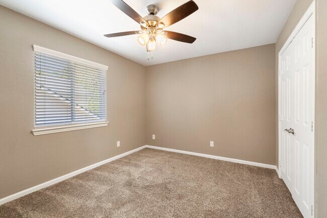 Building Photo - 19 Shimmer Pond Pl