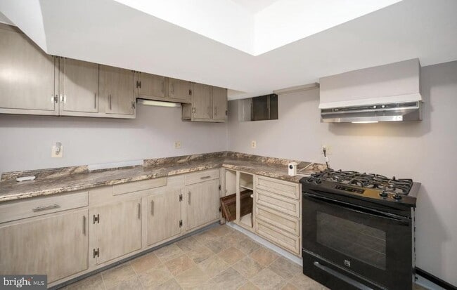 Building Photo - 6507 Byron Ave