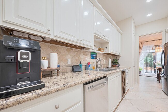 Building Photo - 3 River Hollow Ln