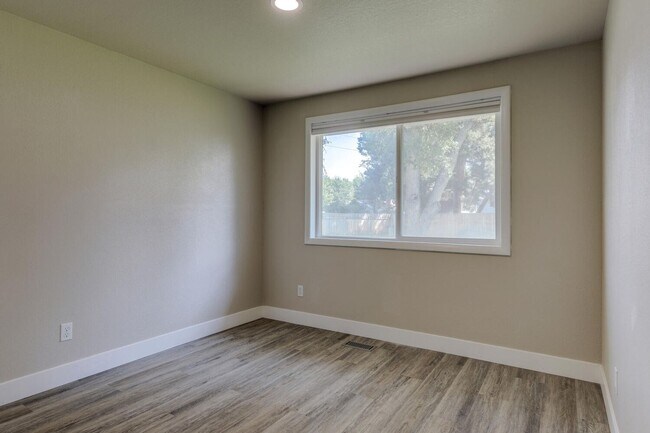 Building Photo - Complete Remodel near Boise River _ Pet Friendly!