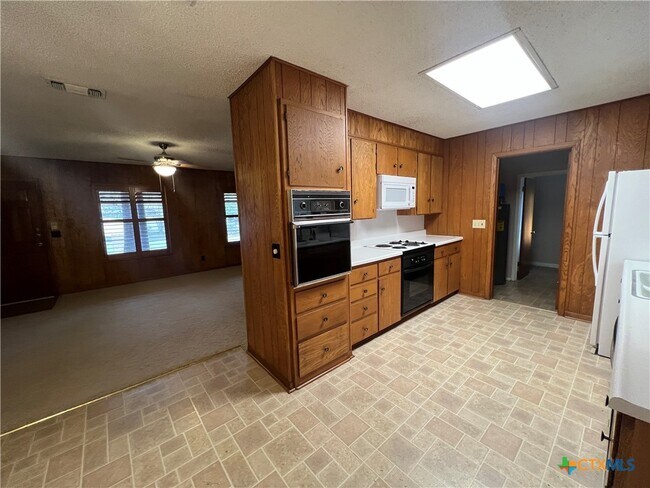 Building Photo - 801 Timber Dr