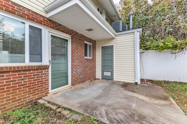Building Photo - 2/2.5 Walking Distance to NC State