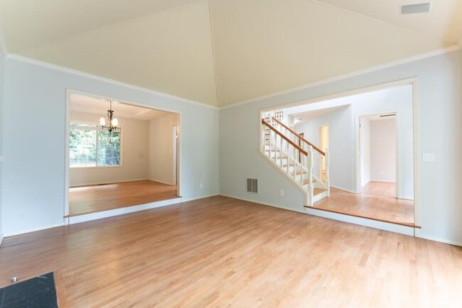 Building Photo - 3 bedroom in Bellevue WA 98007