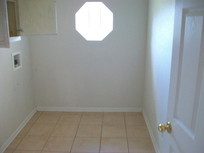 Building Photo - 601 Llama Tr