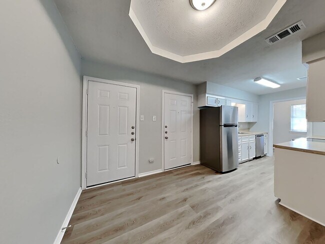 Building Photo - Spacious 3-Bed, 2-Bath Home with Garage, F...