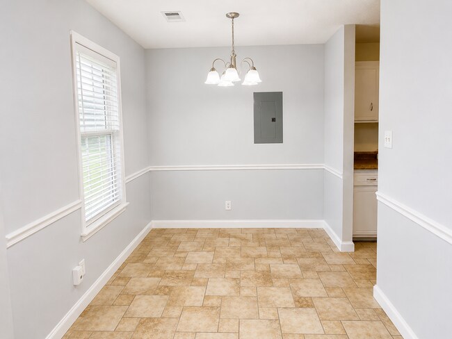 Building Photo - Half off rent in August