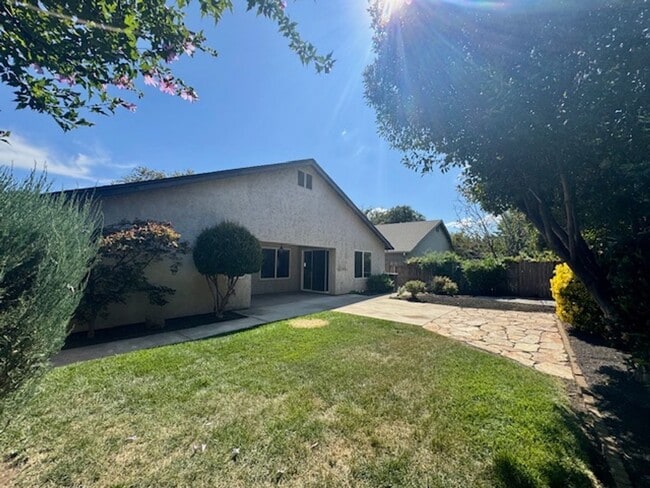 Building Photo - Beautiful 5 bedroom home ready for move in!