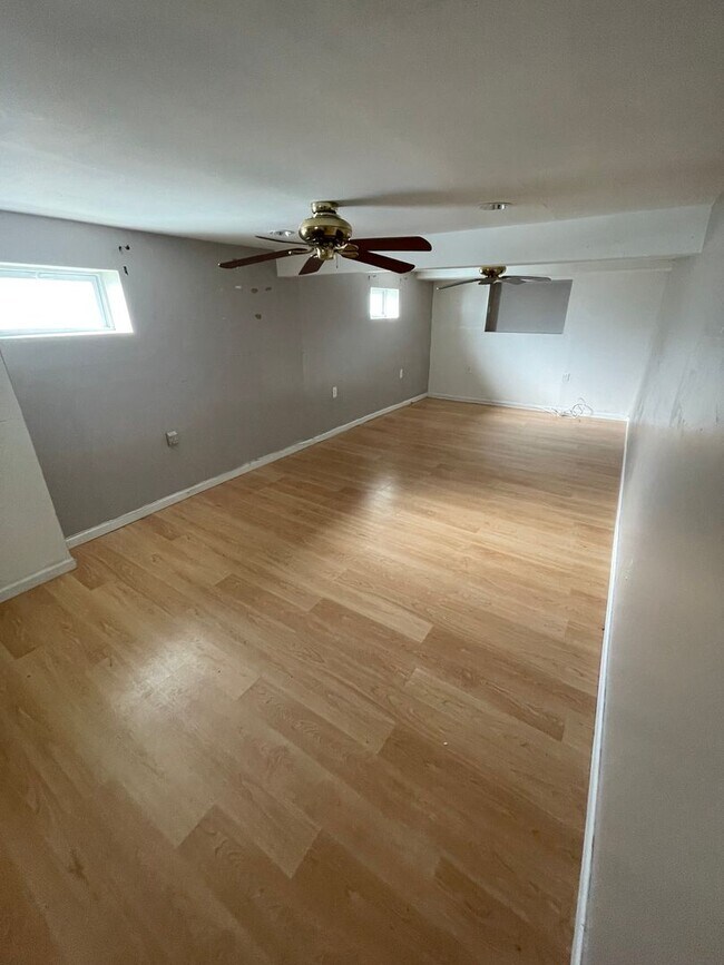 Building Photo - 281 Oakwood St