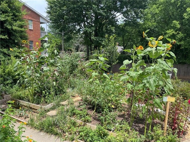 Building Photo - 1031 State St NW