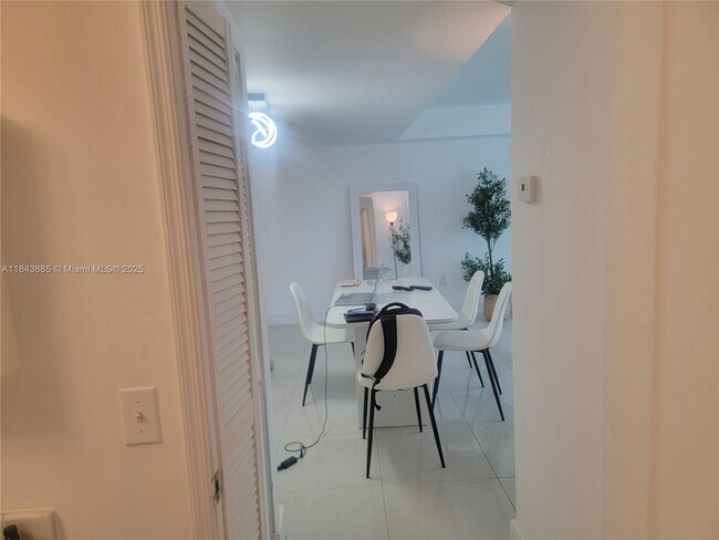 Building Photo - 1200 Brickell Bay Dr