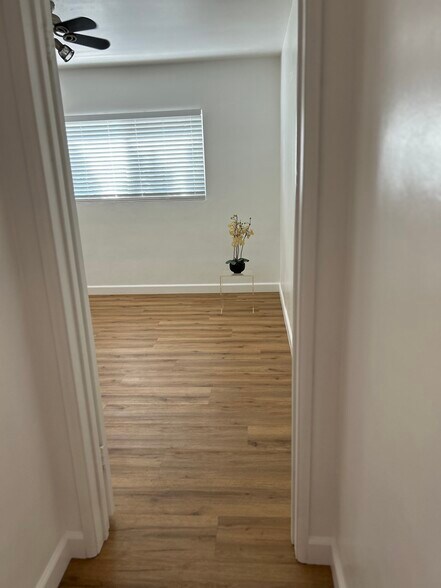 Bedroom - 1156 N Ardmore Ave