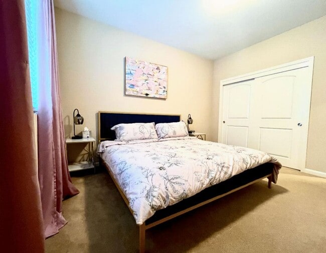 Building Photo - Private, spacious condo available for rent off of Broad Street