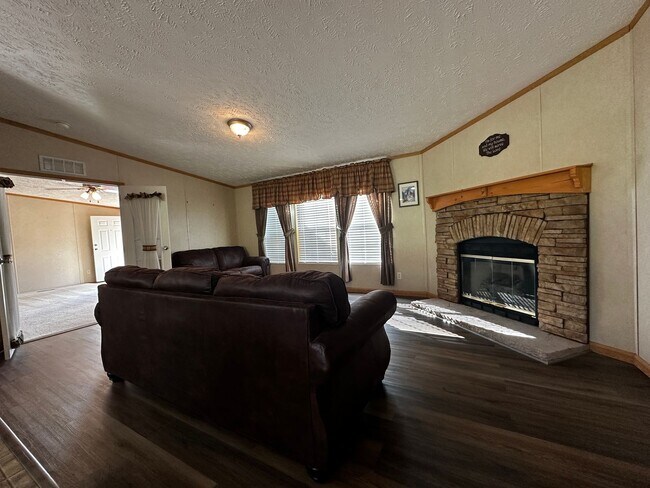 Building Photo - Spacious 4 bedroom/2 bath home for rent - ...