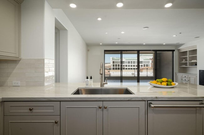 Building Photo - 7181 E Camelback Rd