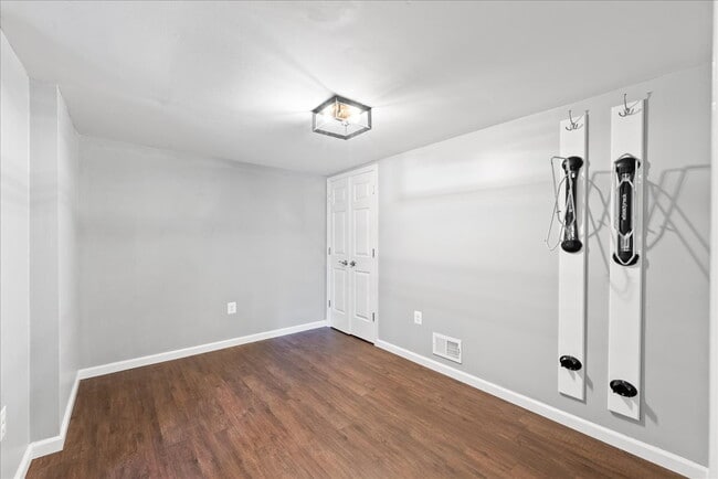 Building Photo - Stunning End-Unit Townhouse with Golf Cour...