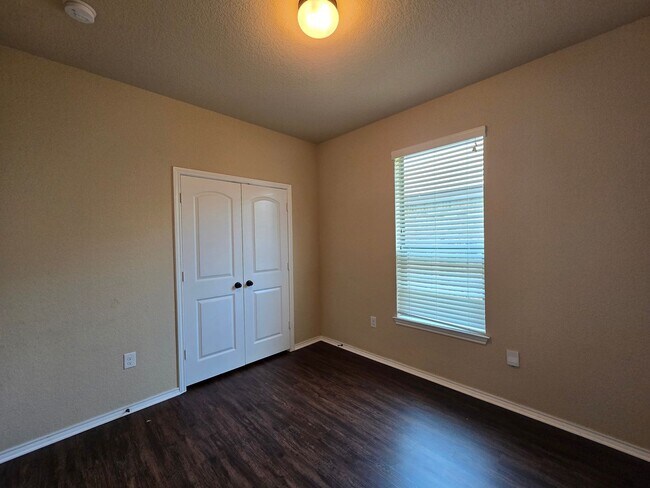 Building Photo - 3/2/2 Duplex Close To Creekside Shopping C...