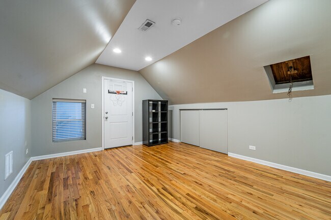 Building Photo - 2042 W Cullerton St