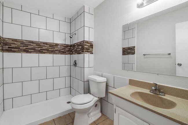 Building Photo - QUAINT AND COZY  3 Bedroom, 2 bathroom Hou...