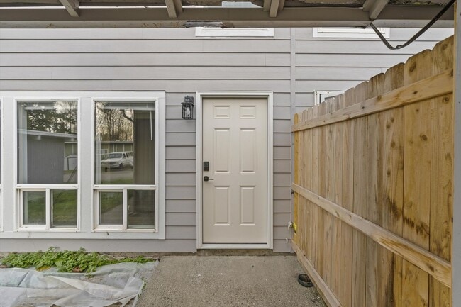 Building Photo - Cute 3 bed 2 bath town home