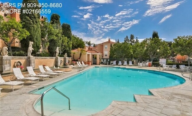 Building Photo - Gated 2 Bedroom Townhome in Irvine