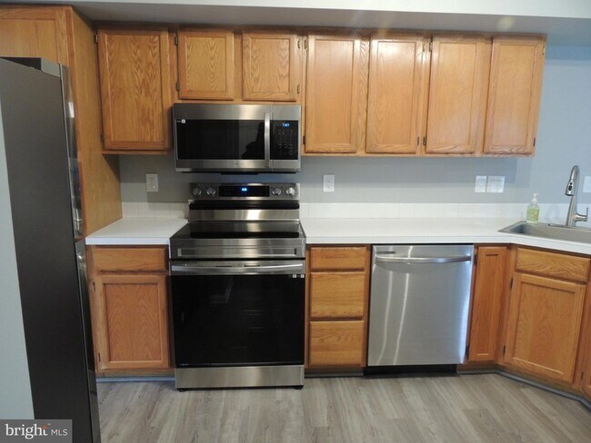 Building Photo - 404 Pinebrooke Cir