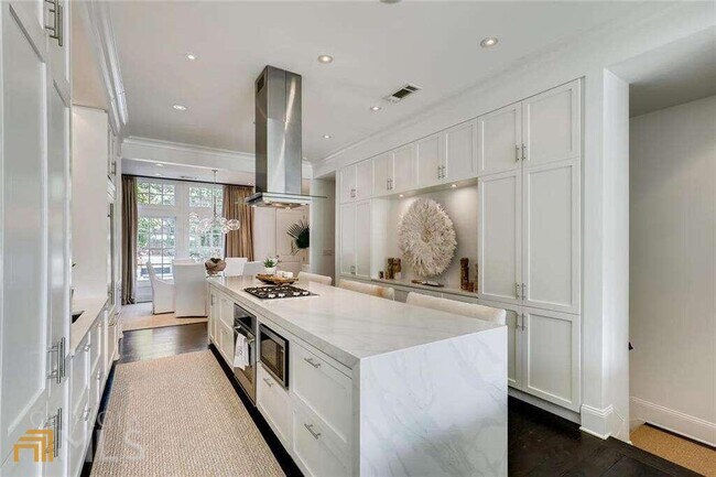 Building Photo - 2962 Savoy Way