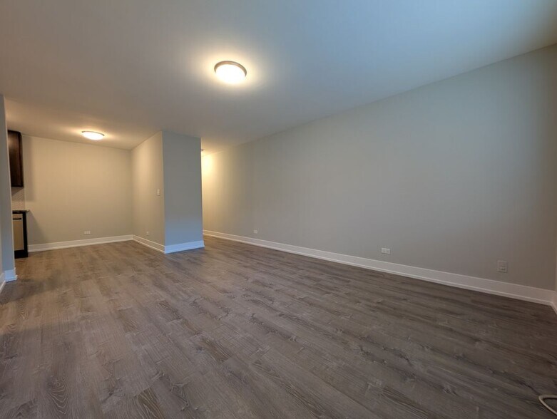 Building Photo - 530 W Surf St