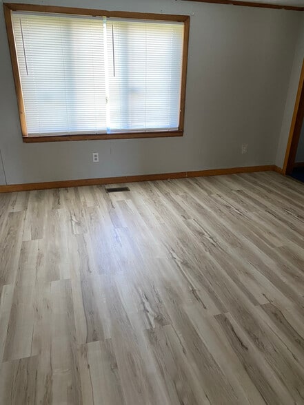 Building Photo - 552 Main St