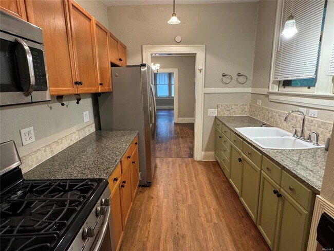 Building Photo - 323 Finley Ave